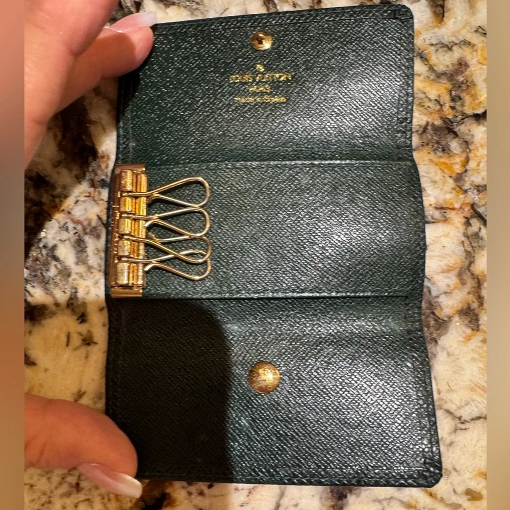 LOUIS VUITTON TAIGA 4 KEY HOLDER DARK GREEN NEW CONDITION